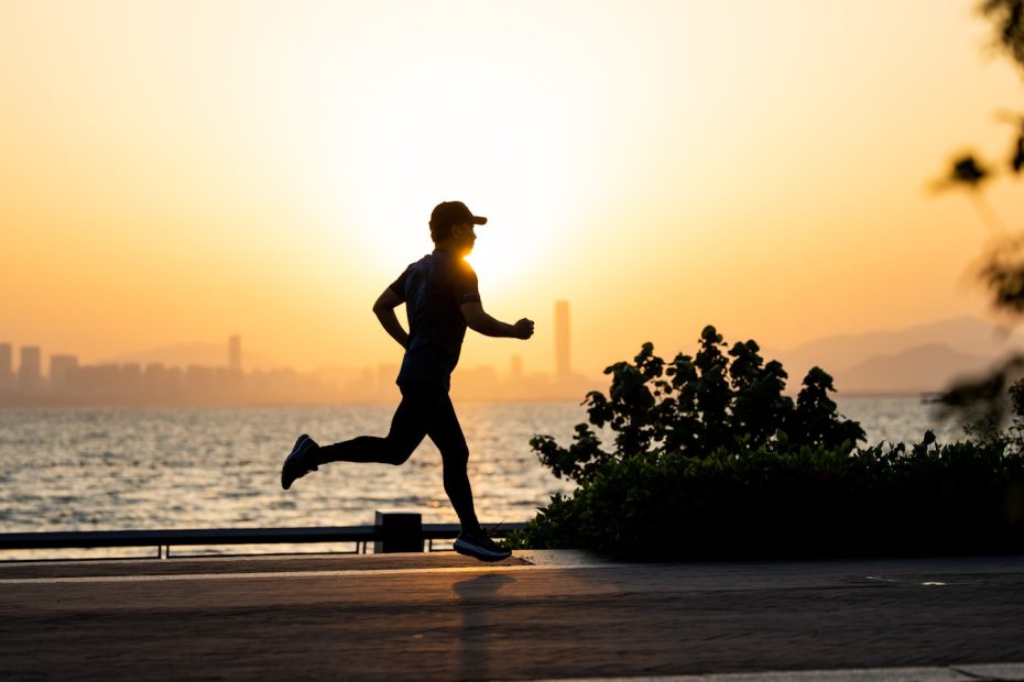 Est-il préférable de courir avec des chaussures plus légères ?